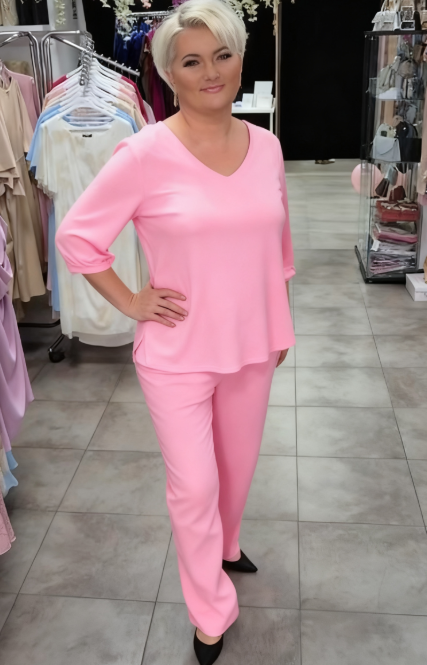 Prosty, a zarazem elegancki garnitur składający się z koszuli z okrągłym dekoltem i spodni.