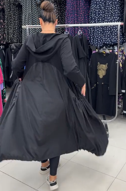 Długi płaszcz z kapturem i zamkiem błyskawicznym