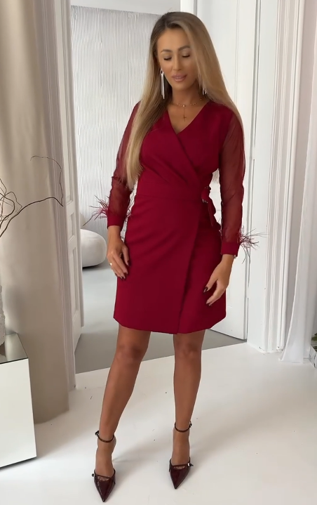 Przezroczyste rękawy, mankiety z piór, sukienka z dekoltem w serek