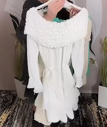 Sukienka dwuwarstwowa, odkryte ramiona, falbaniaste mankiety