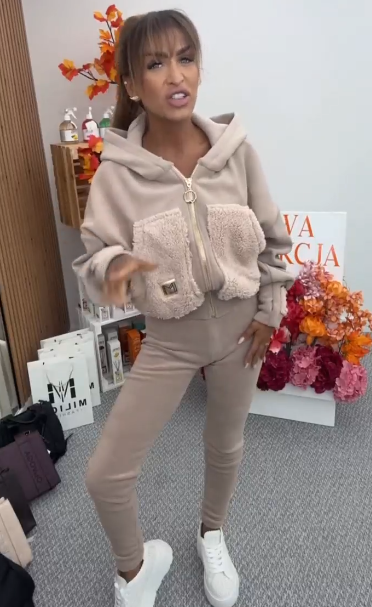 Bluza z kapturem i eleganckimi, miękkimi kieszeniami, idealna do wygodnych spodni.