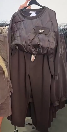 Zestaw składa się z koszuli z długim rękawem i okrągłym dekoltem oraz 