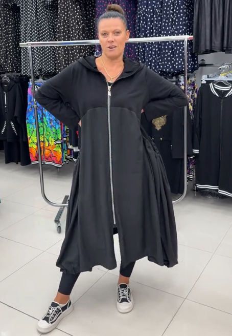 Długi płaszcz z kapturem i zamkiem błyskawicznym