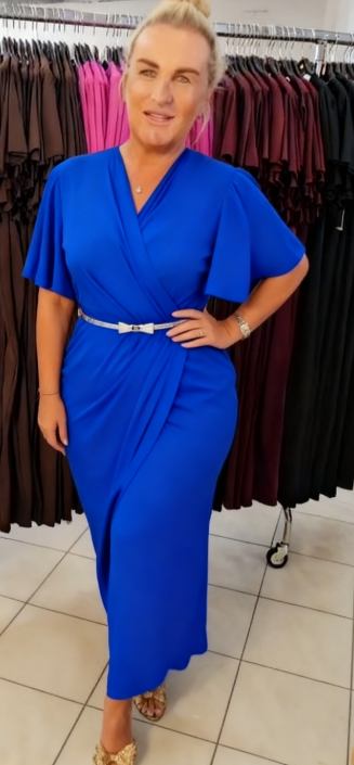 Sukienka z dekoltem w serek i ozdobnym paskiem