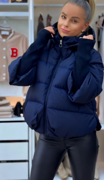 Damska bawełniana kurtka z długim rękawem i odpinanym kapturem, idealna do noszenia jesienią i zimą.