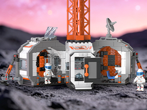 Expandable three-section cabin on a modular space station building set