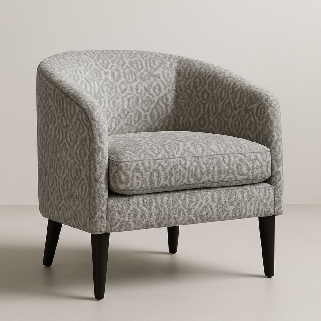 Sillón de tela gris con estampado geométrico y patas de madera 75x70x70 cm-Villageforms