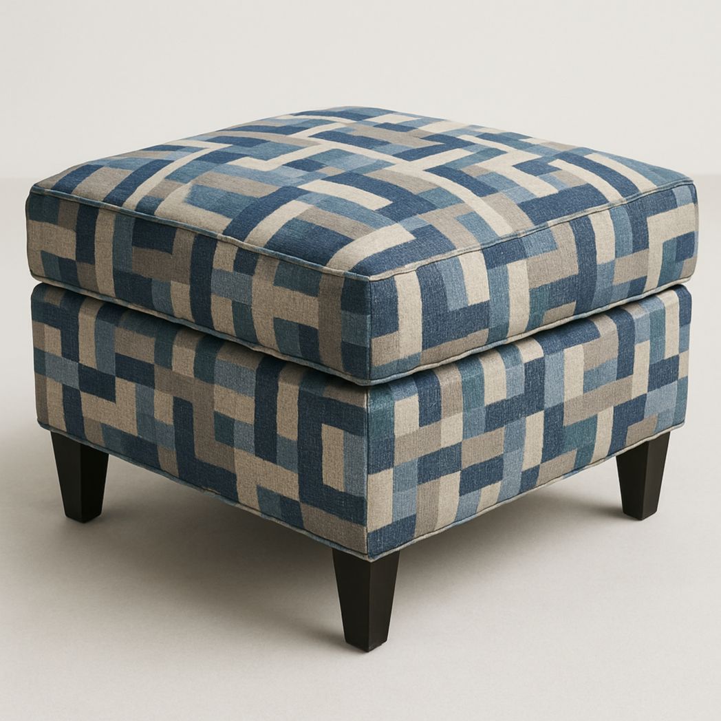 Taburete cuadrado de tela con patrón geométrico azul/gris y patas de madera maciza 50x50x45 cm-Villageforms