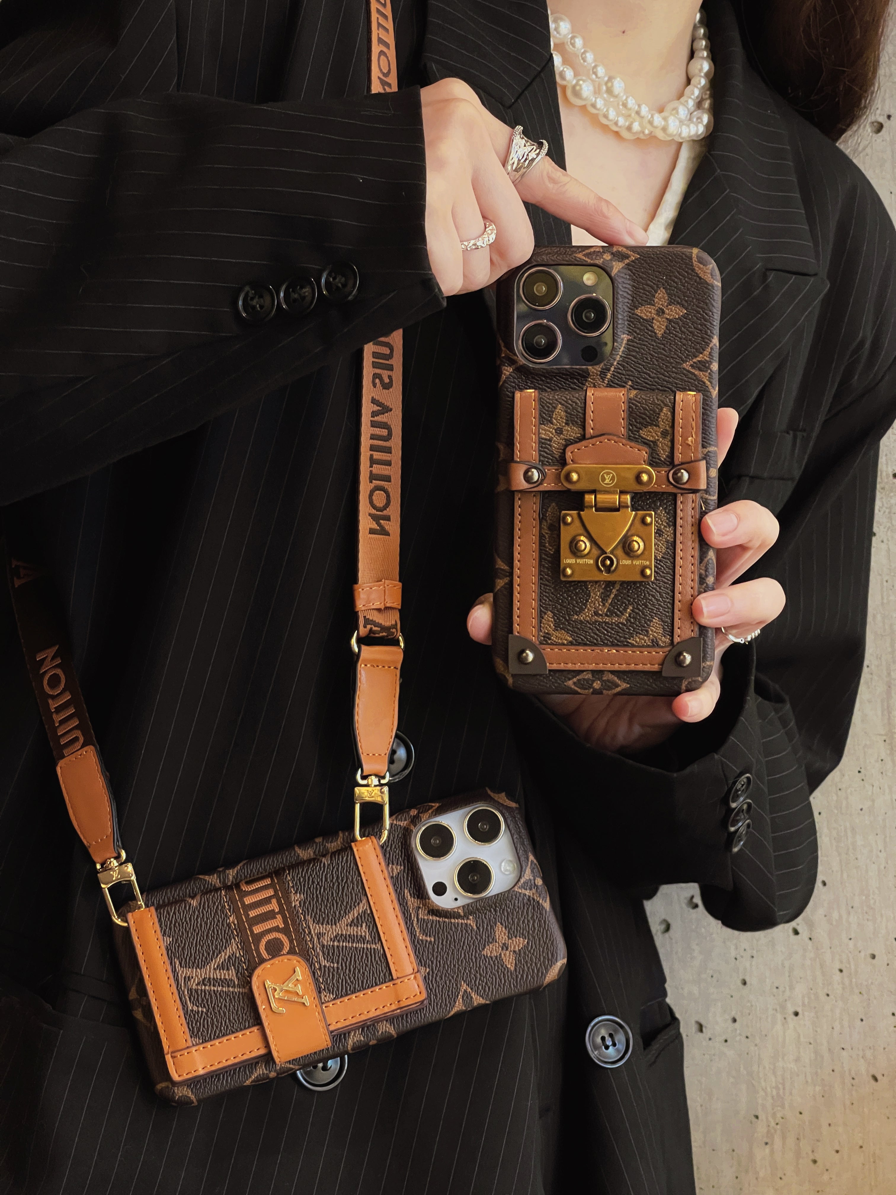 lou-card-holder-chain-iphone-case-4499