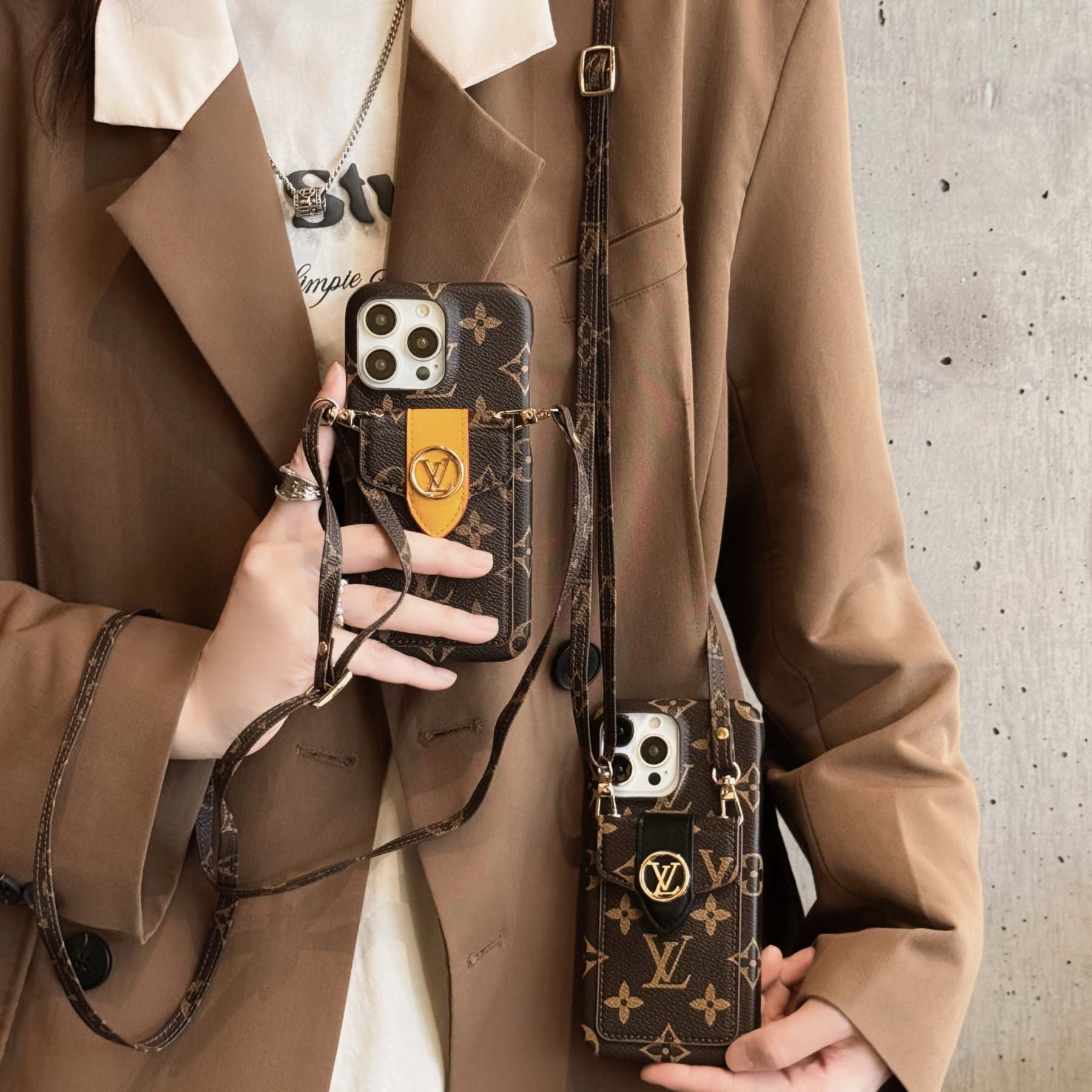 lou-card-holder-chain-iphone-case-2670