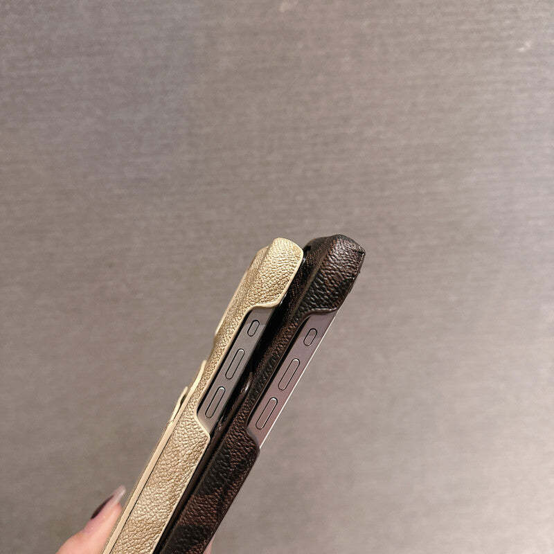 classic-coach-iphone-case-with-card-holder-white-jqb240330-2332