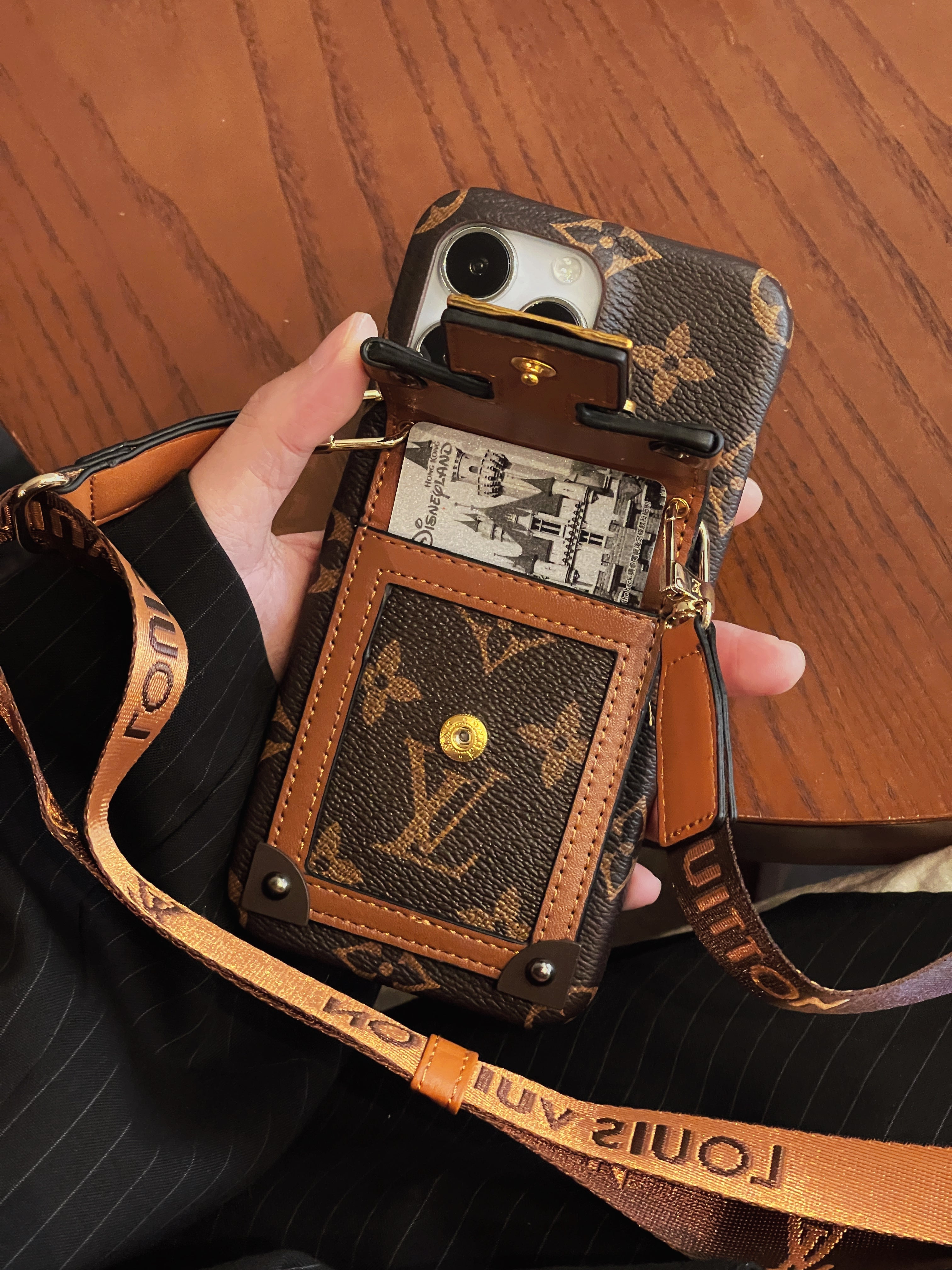 lou-card-holder-chain-iphone-case-4499