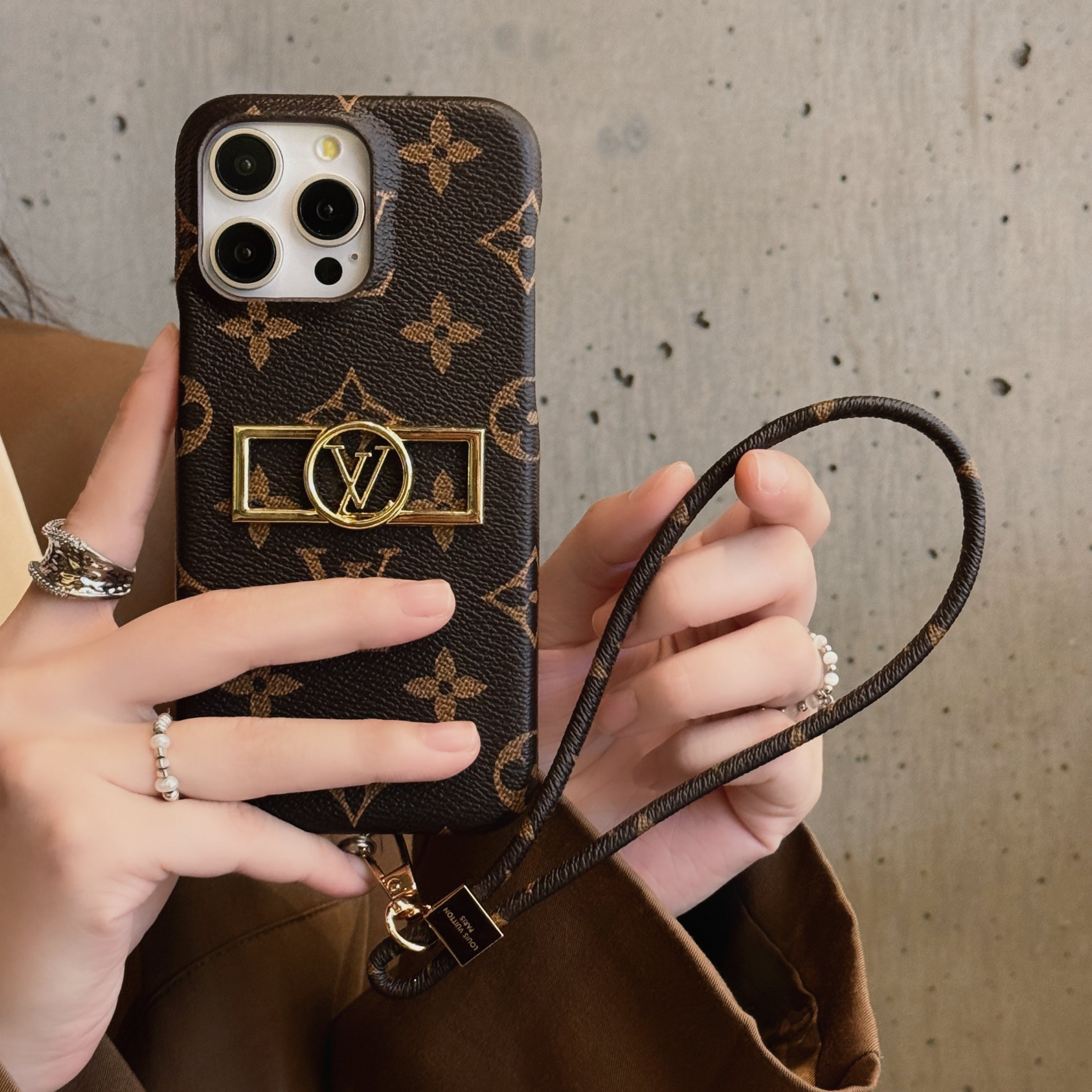 lou-card-holder-chain-iphone-case-8518