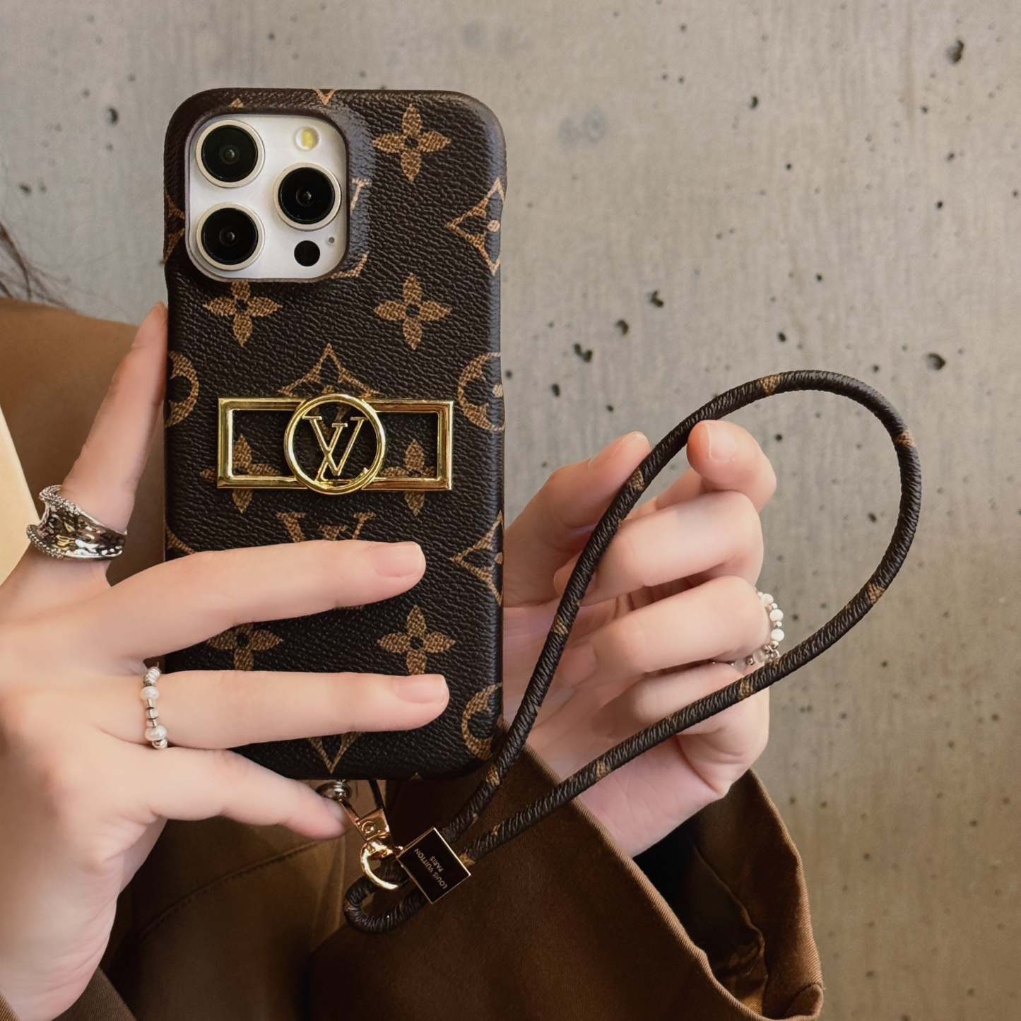 lou-card-holder-chain-iphone-case-8518