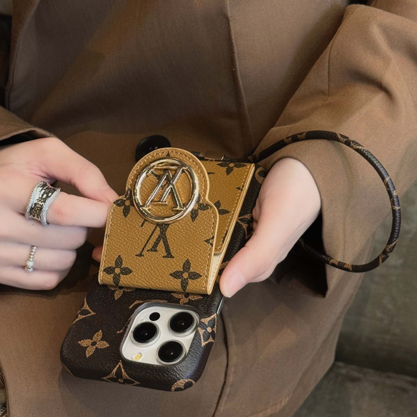 lou-card-holder-chain-iphone-case-2544