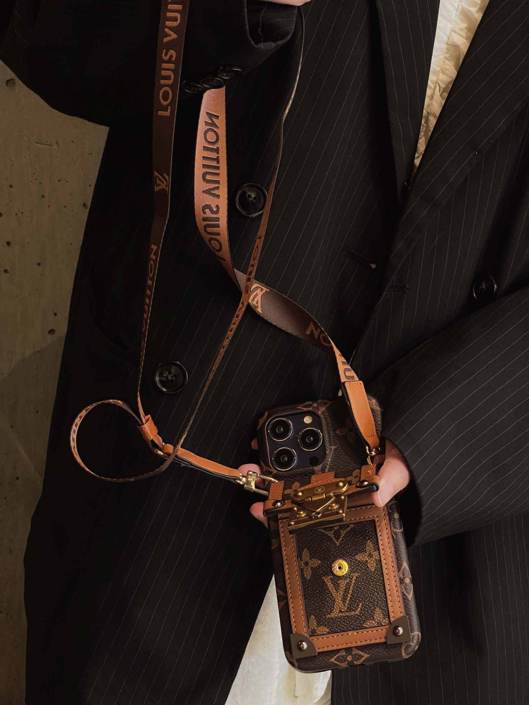 lou-card-holder-chain-iphone-case-4499