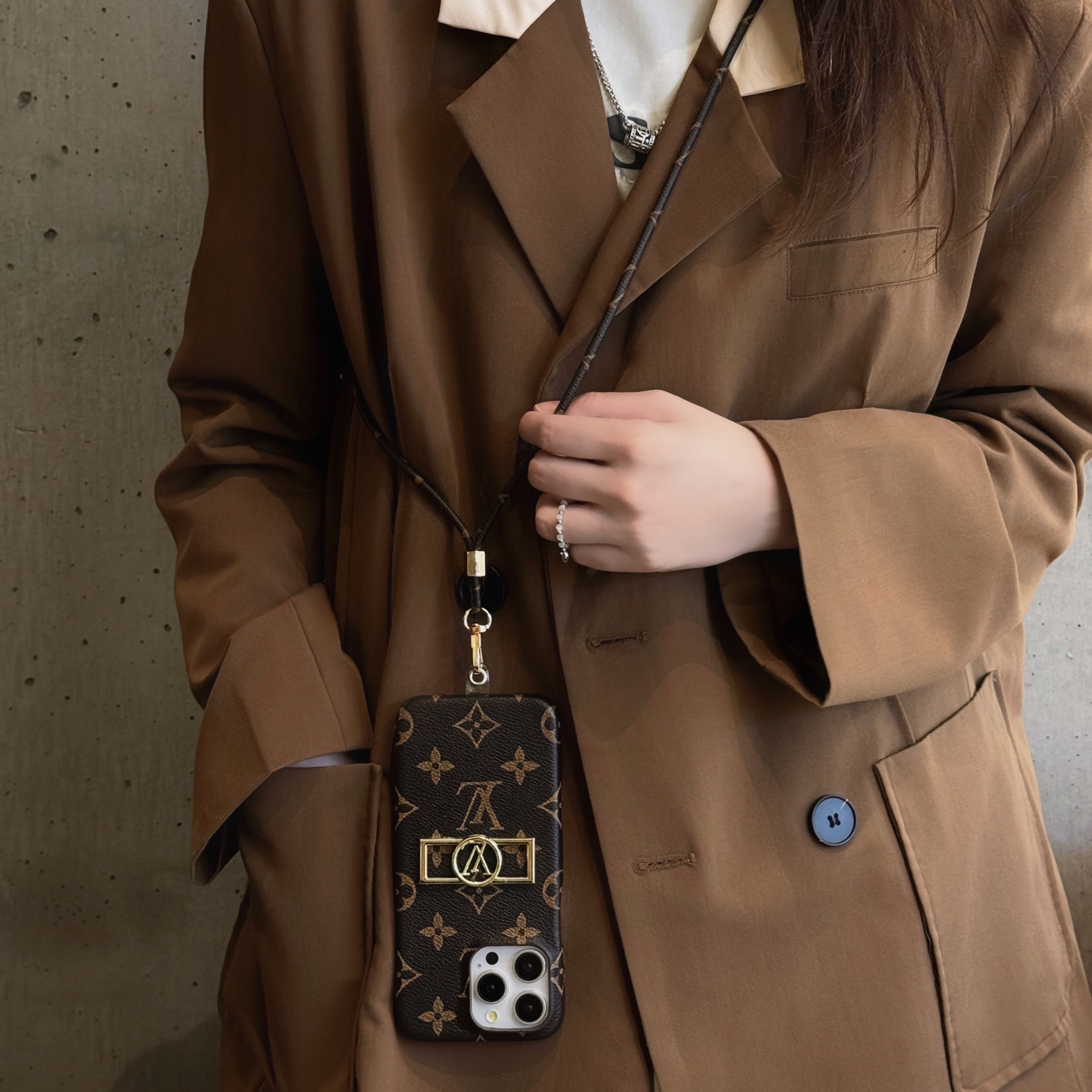 lou-card-holder-chain-iphone-case-8518