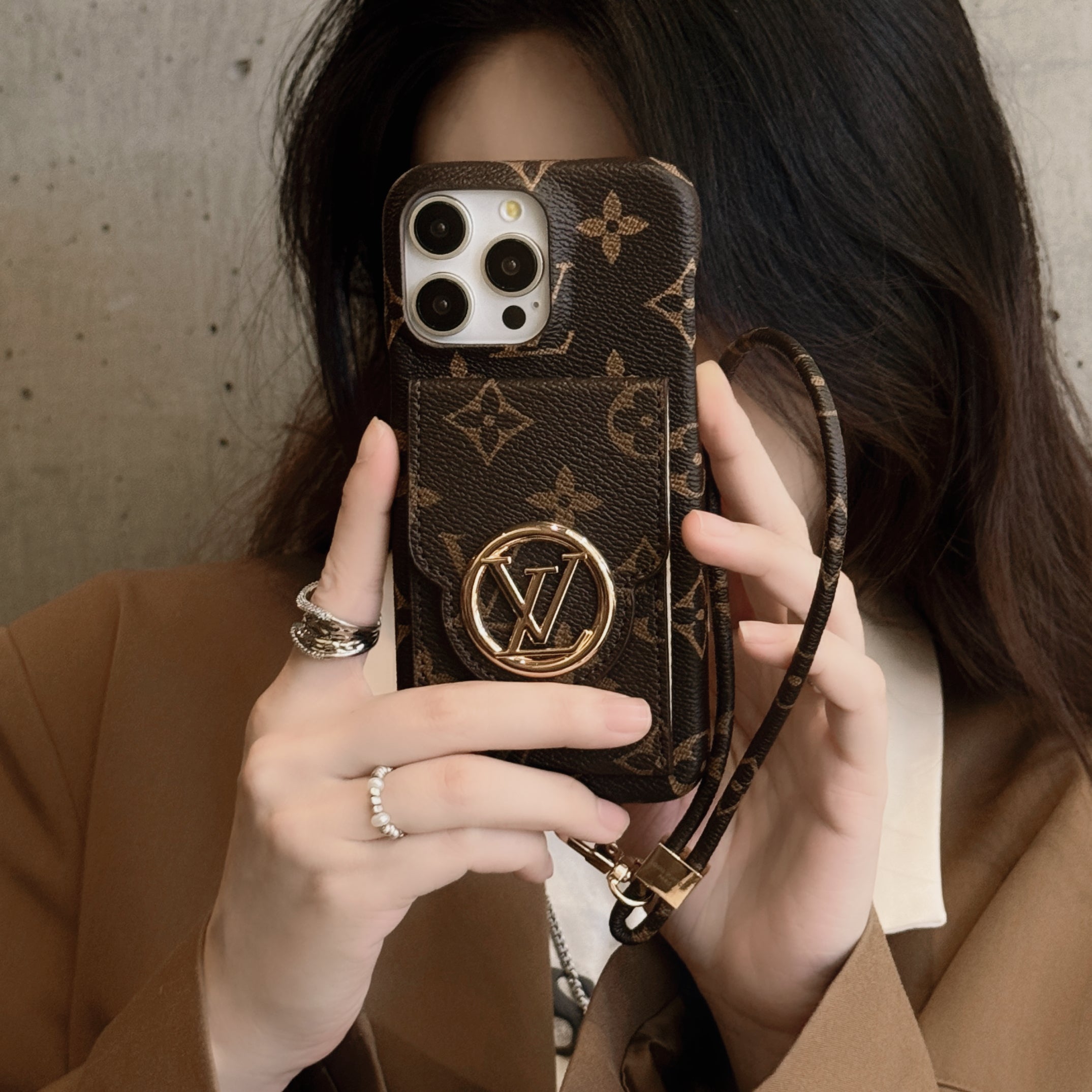 lou-card-holder-chain-iphone-case-2544