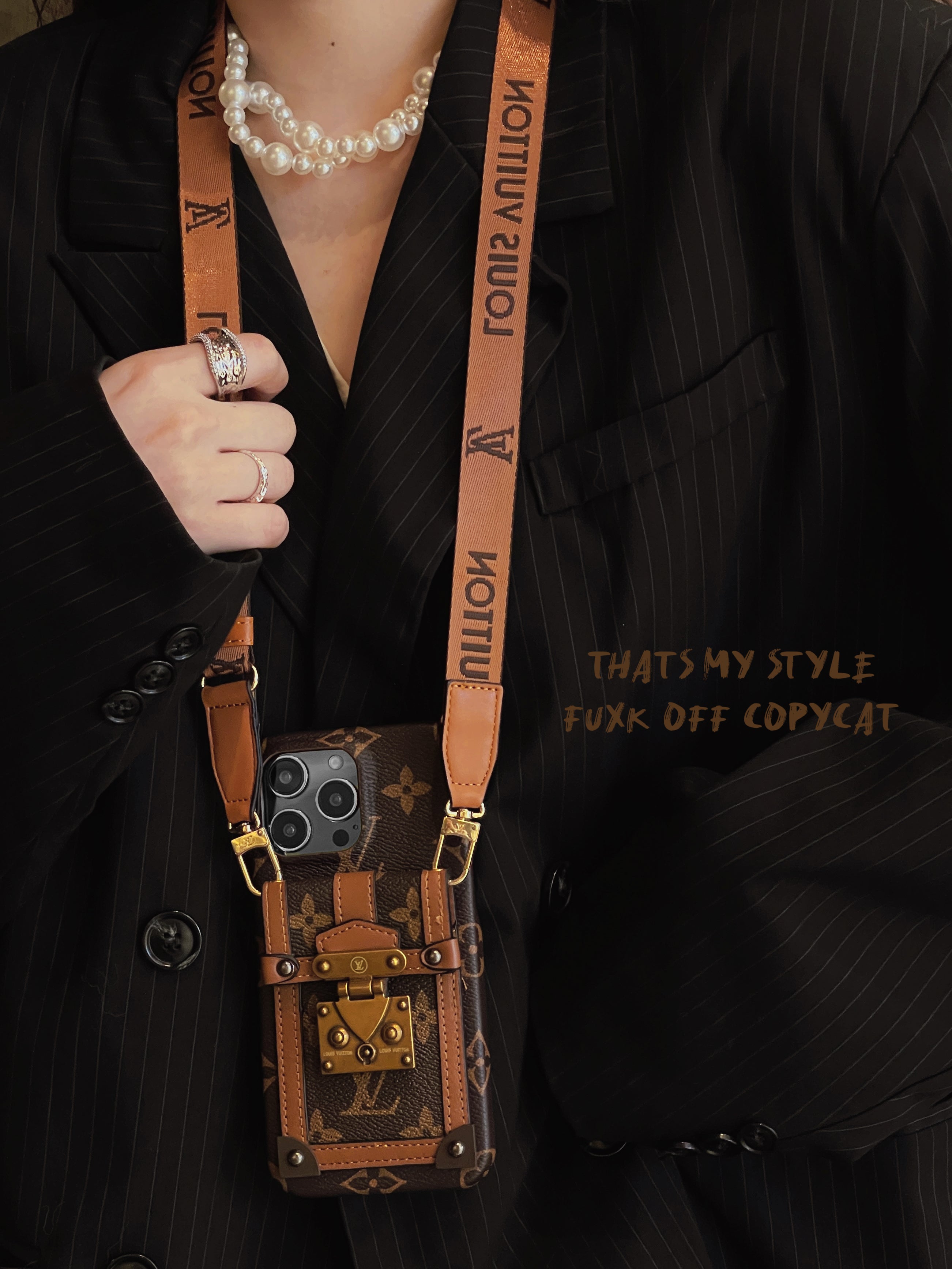 lou-card-holder-chain-iphone-case-4499