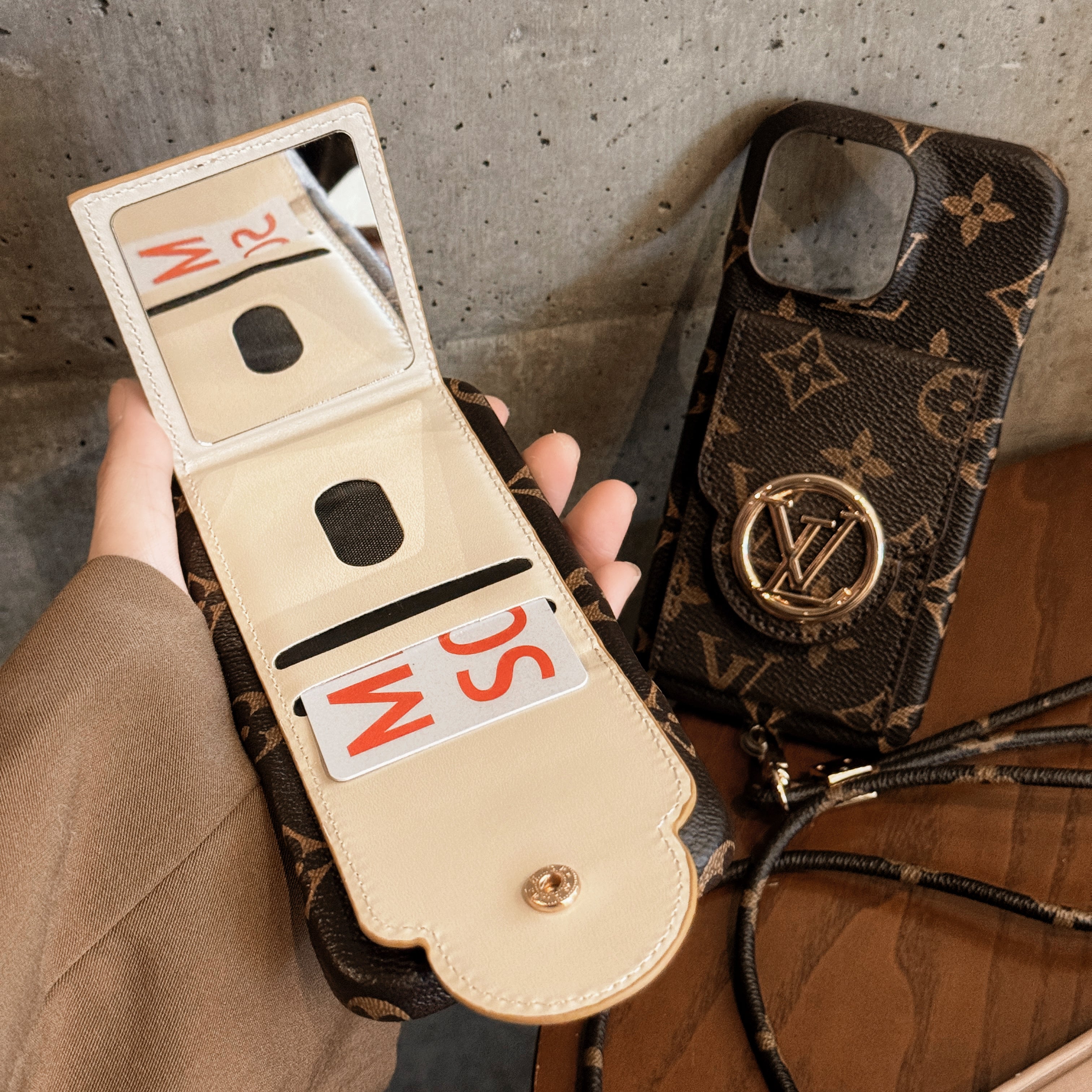 lou-card-holder-chain-iphone-case-2544