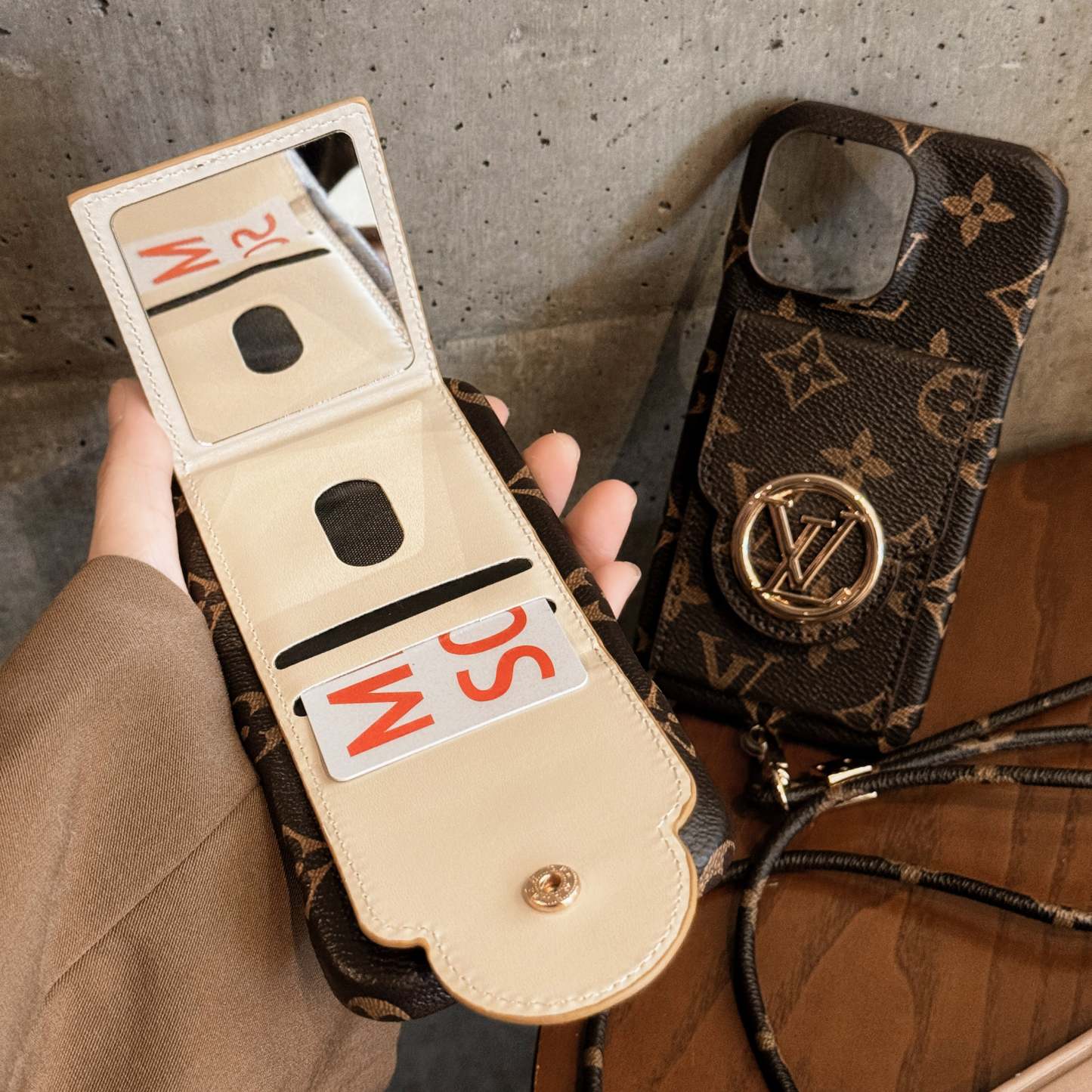 lou-card-holder-chain-iphone-case-2544