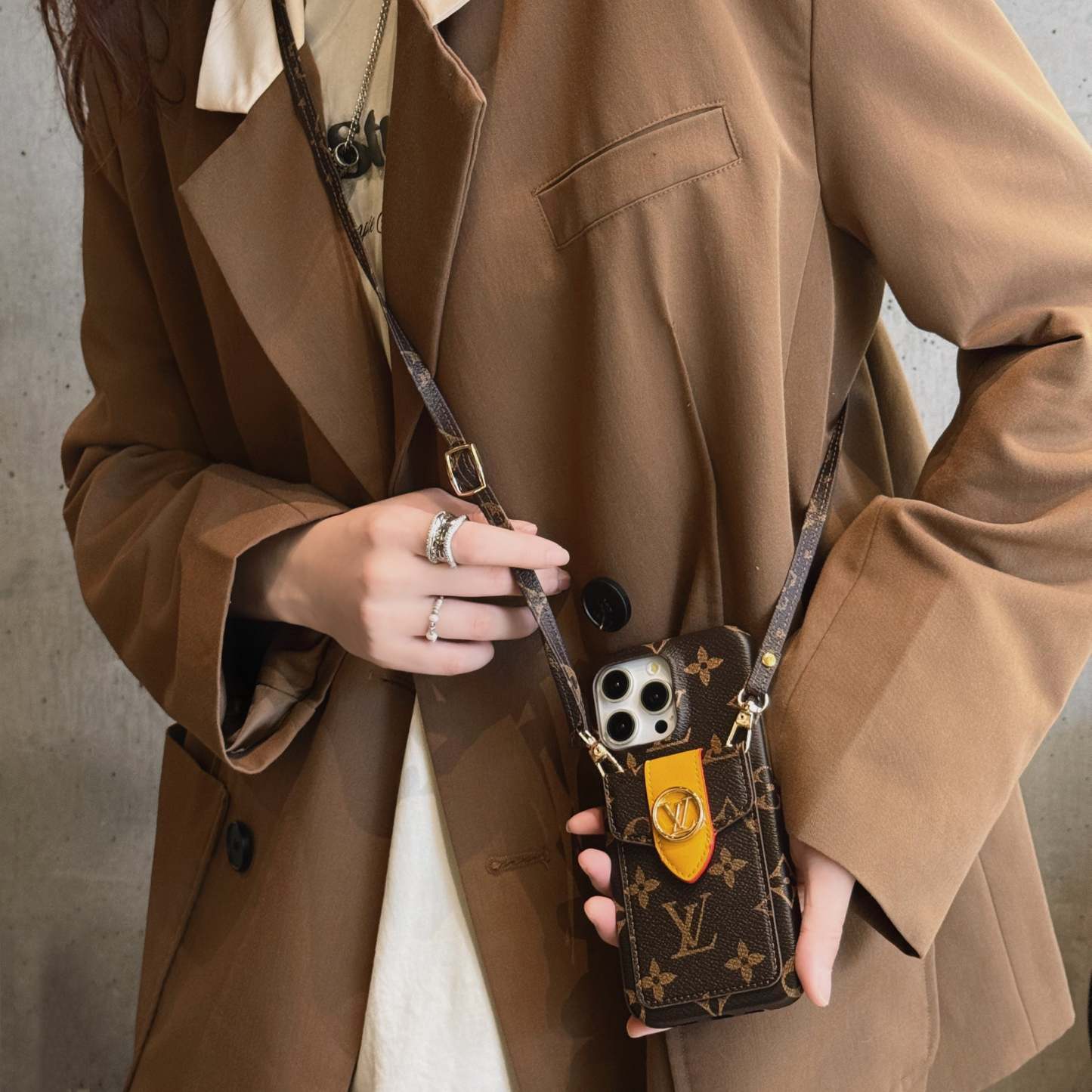 lou-card-holder-chain-iphone-case-2670