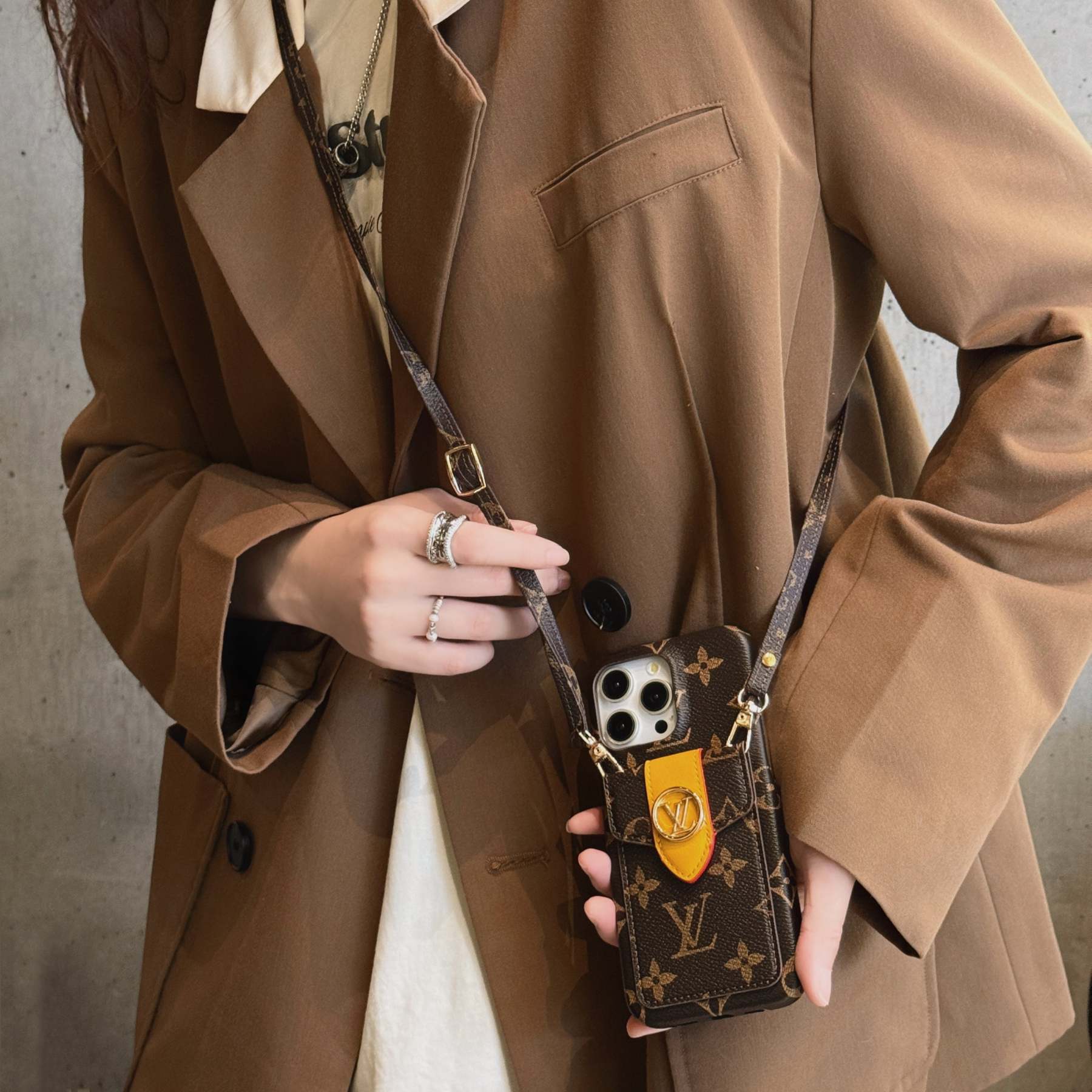 lou-card-holder-chain-iphone-case-2670