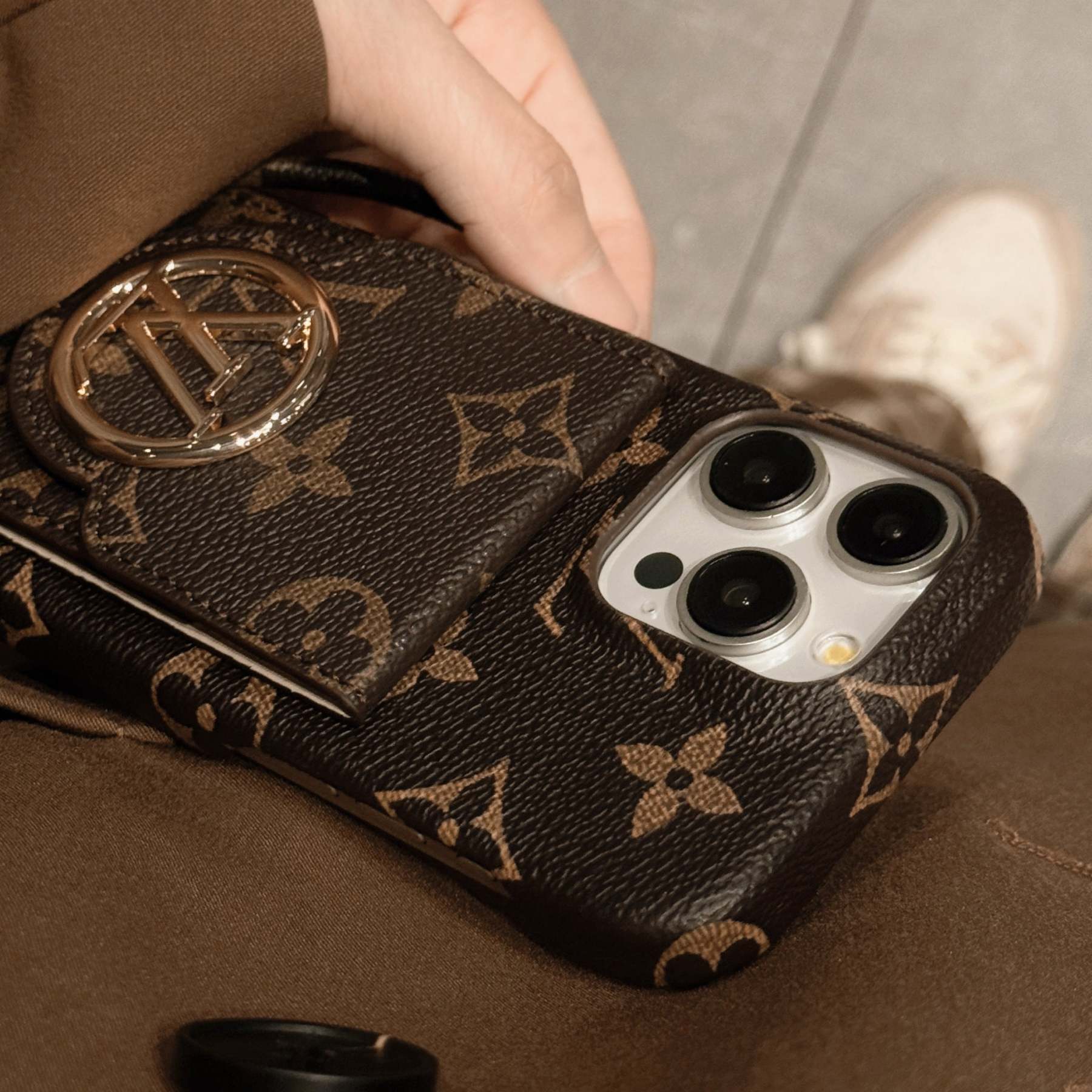 lou-card-holder-chain-iphone-case-2544