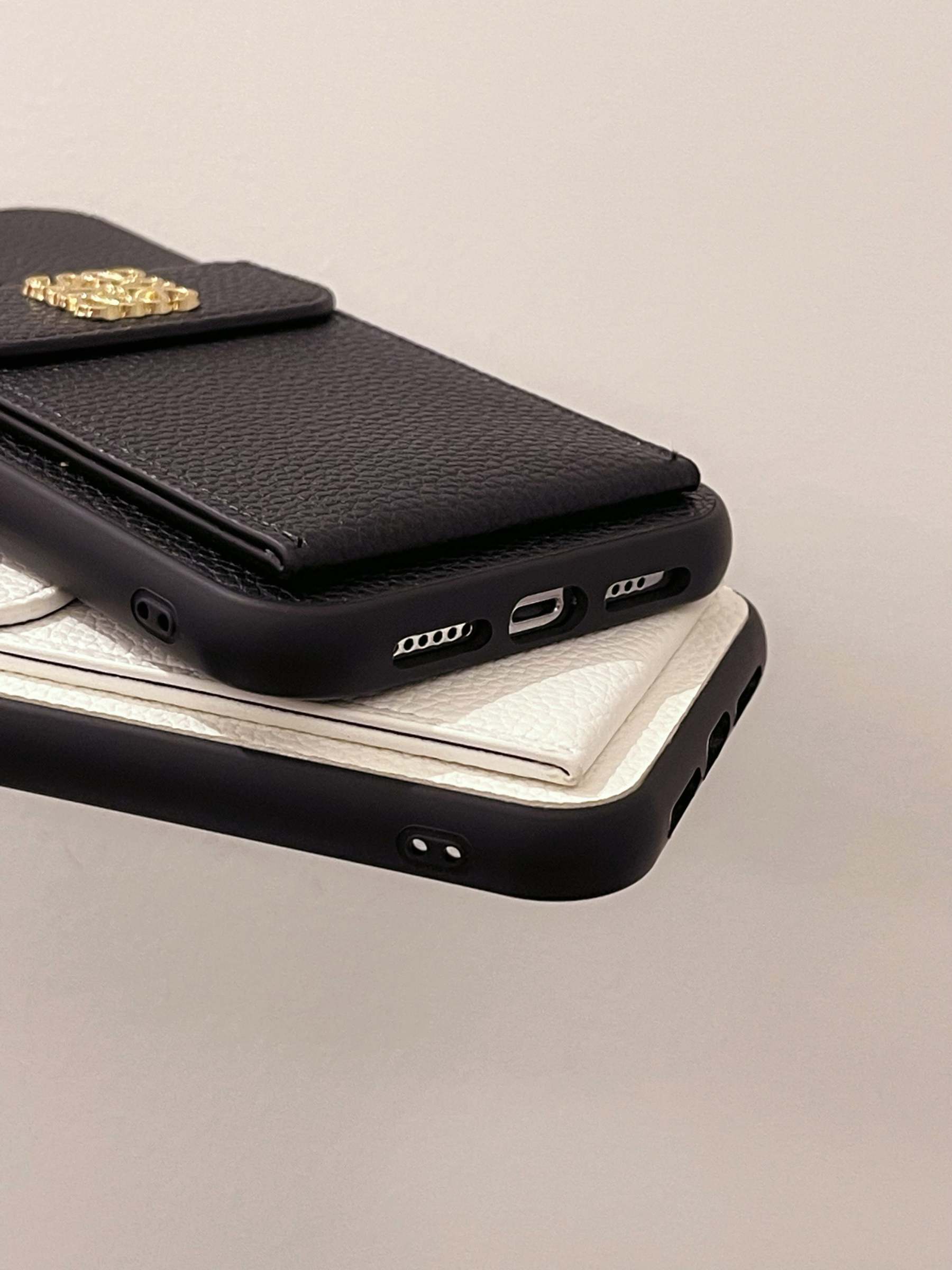 loewe-iphone-case-with-card-holder-black-qbk240603-3445
