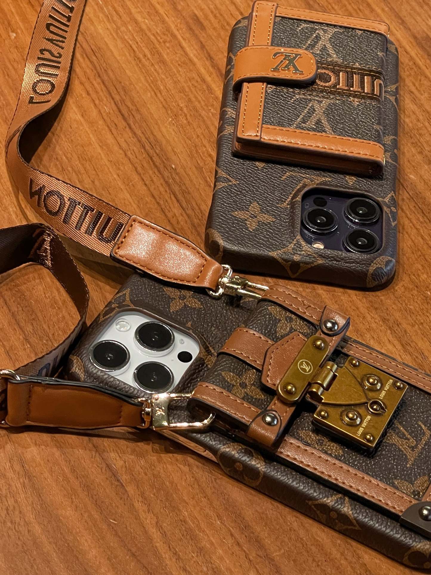 lou-card-holder-chain-iphone-case-4499