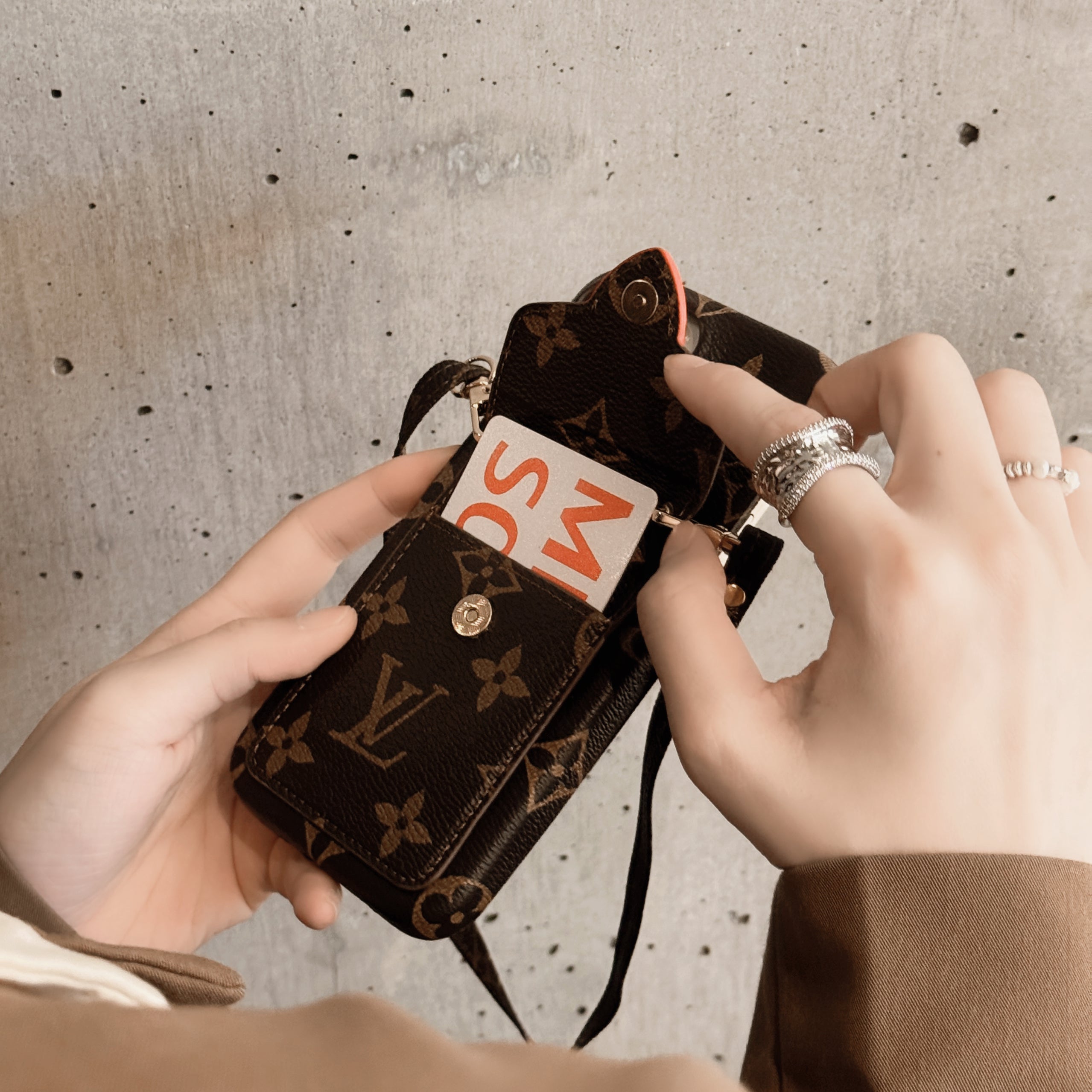 lou-card-holder-chain-iphone-case-2670