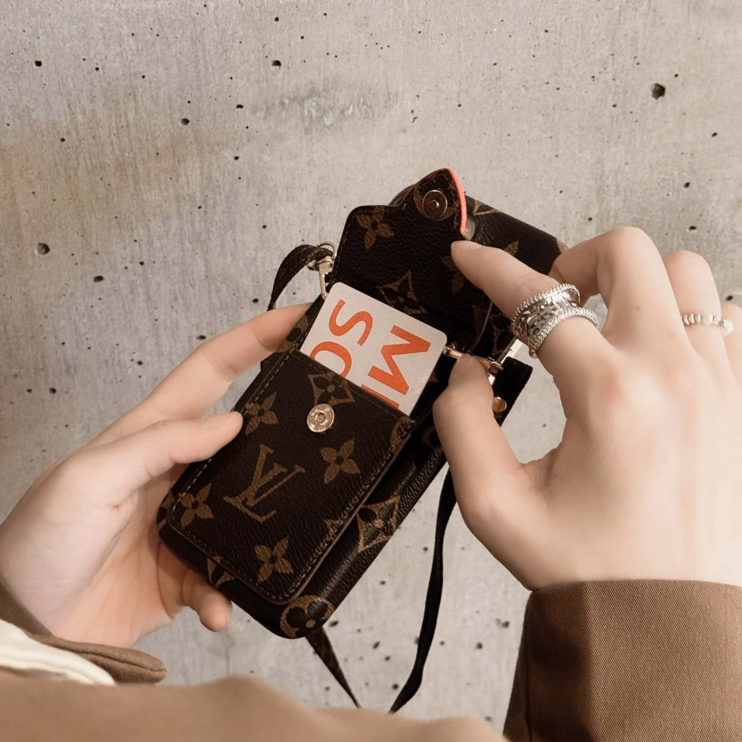 lou-card-holder-chain-iphone-case-2670