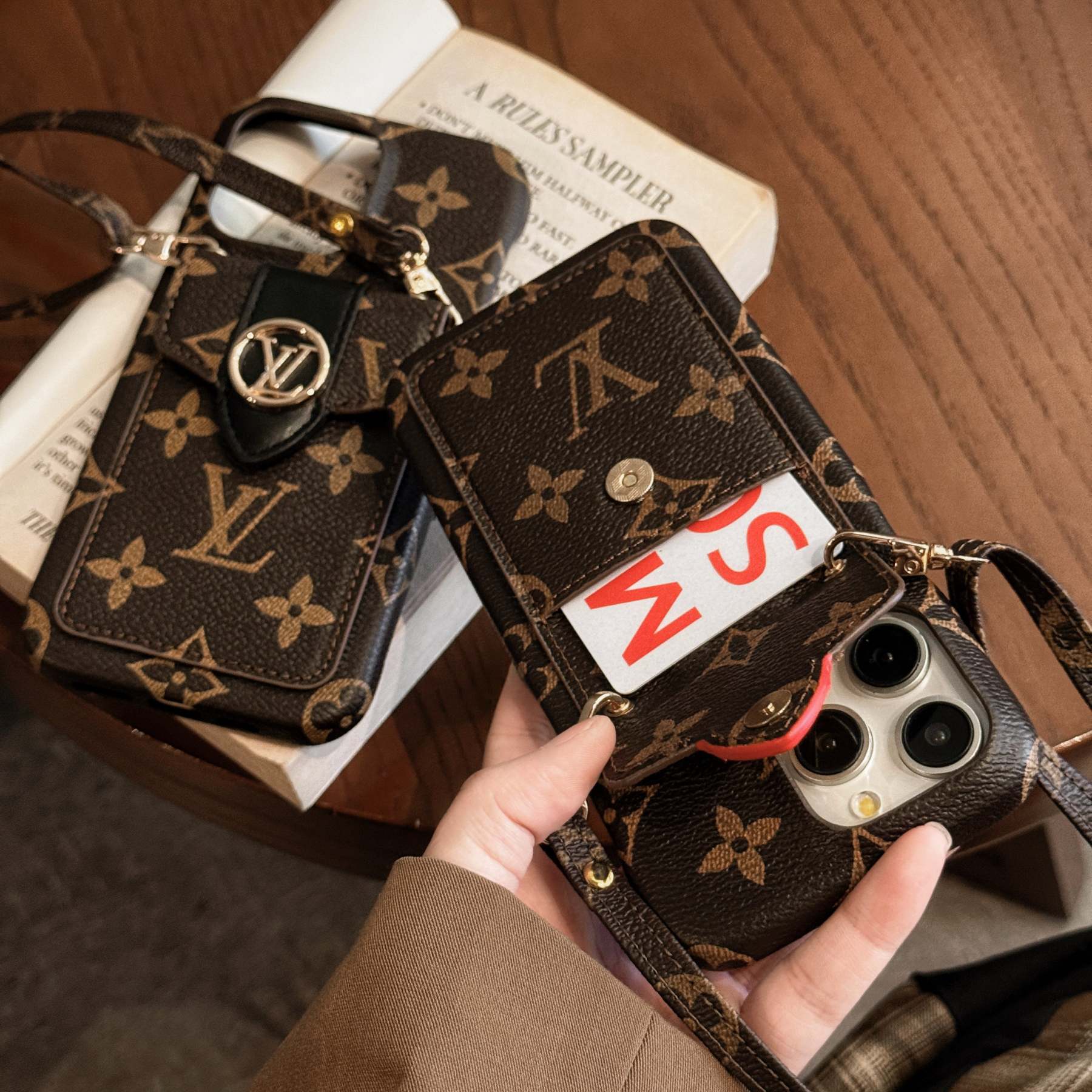 lou-card-holder-chain-iphone-case-2670