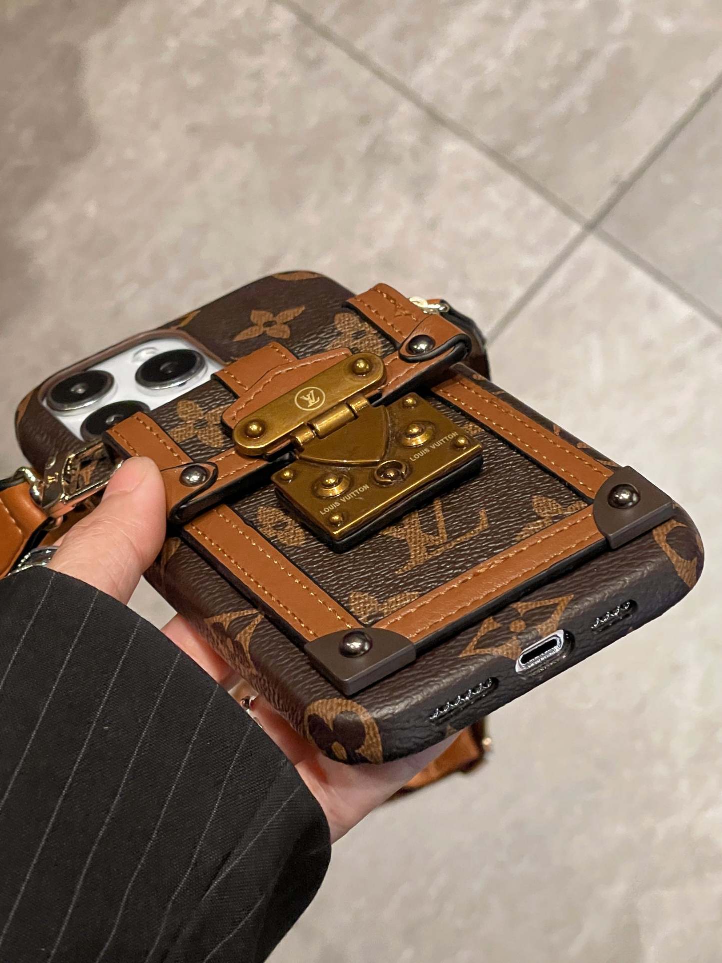 lou-card-holder-chain-iphone-case-4499