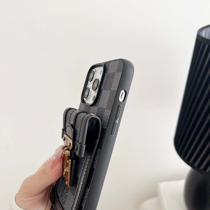 lou-black-white-crossbody-chain-iphone-case-8390