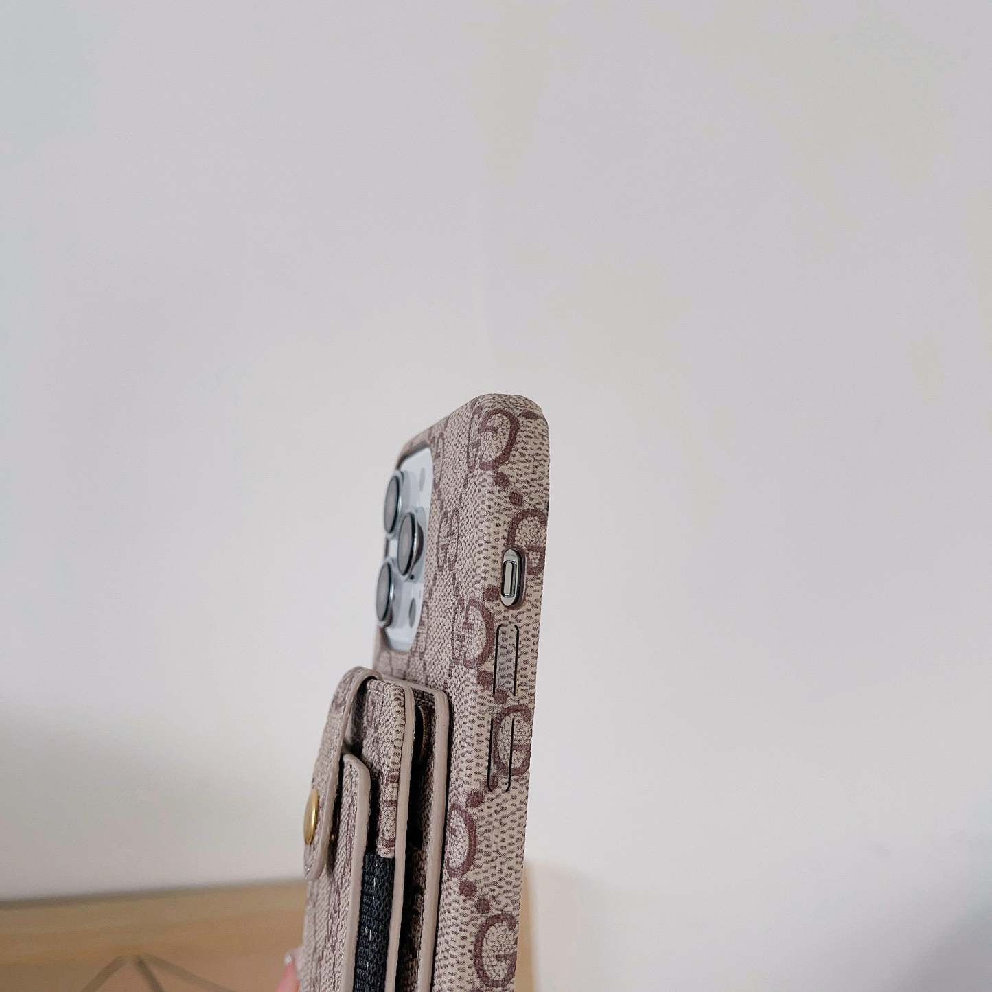 gg-card-holder-iphone-case-9533