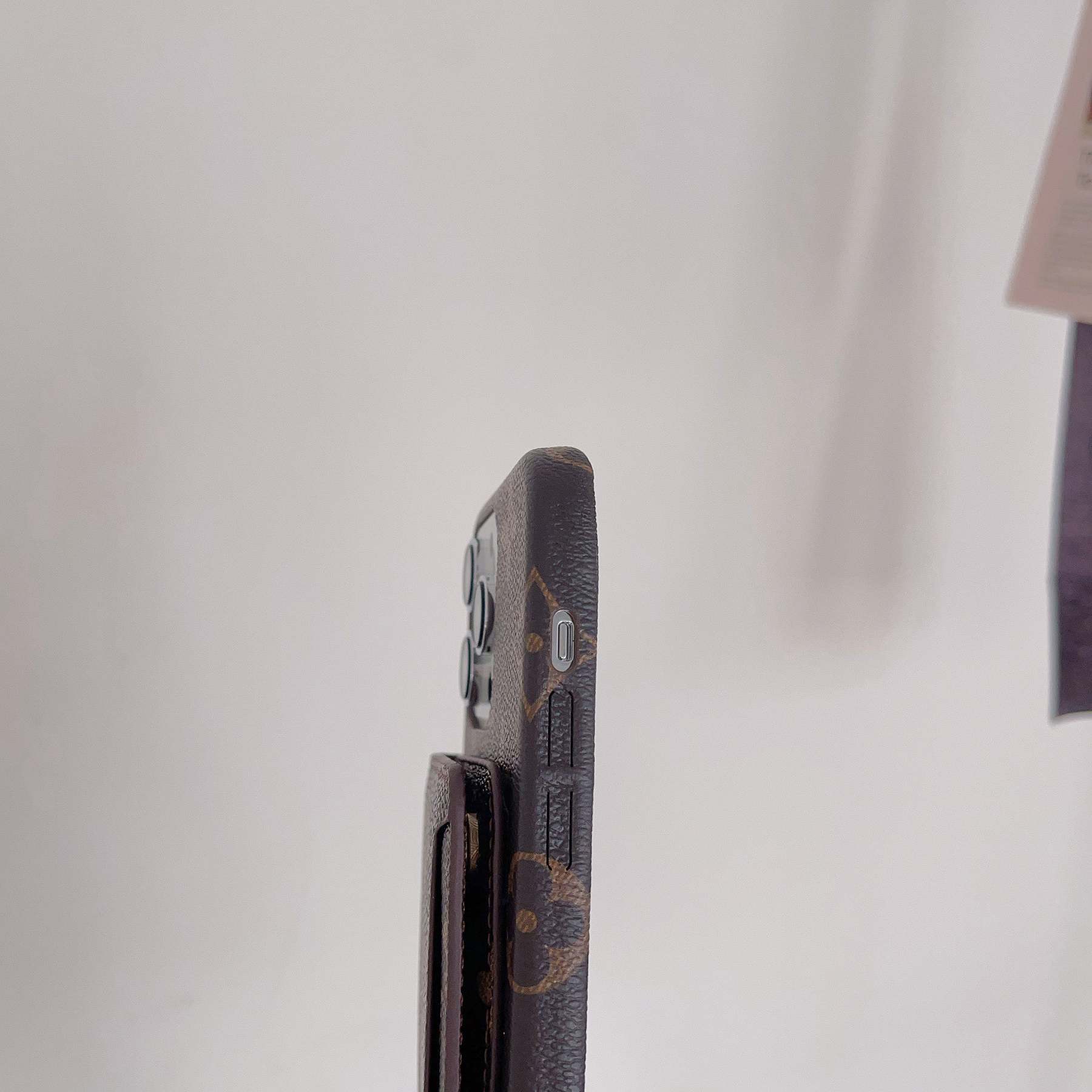 lou-card-holder-iphone-case-4257