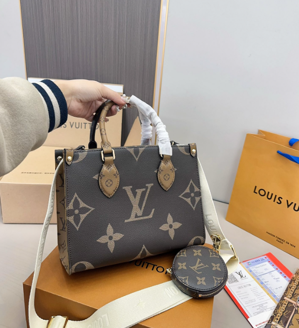 L onthego small size tote bag size : 24* 19 cm