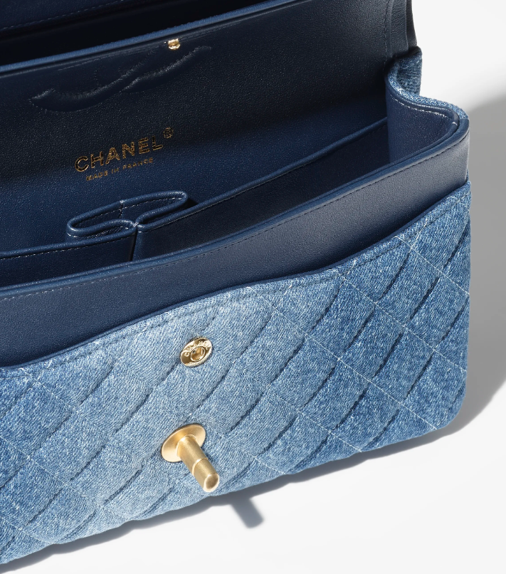 CC CLASSIC 11.12 HANDBAG Washed Denim &amp; Gold-Tone Metal Blue size: 15.5 × 25.5 × 6.5 cm