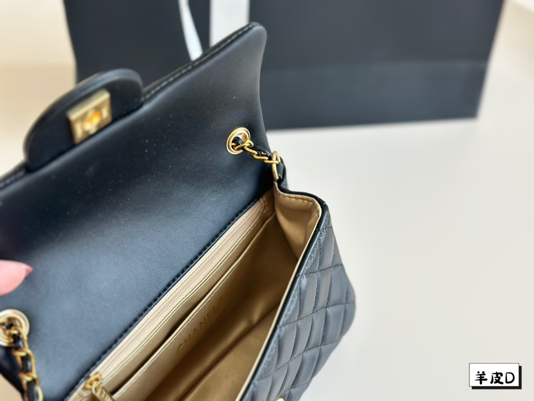 cc-new-arrival-chain-bag-size-20cm-17cm-7829