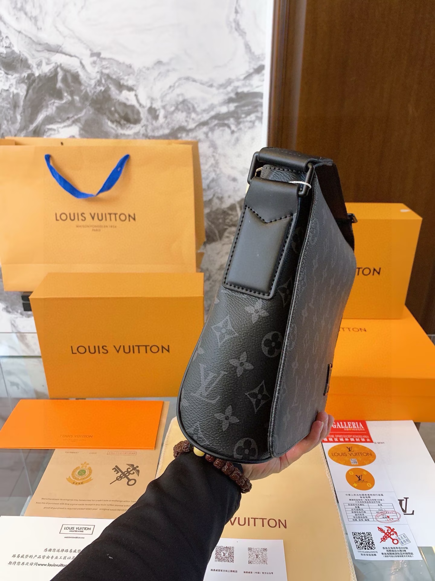 l-new-arrival-district-crossbody-bag-men-and-women-size-26-23-7-cm-5292