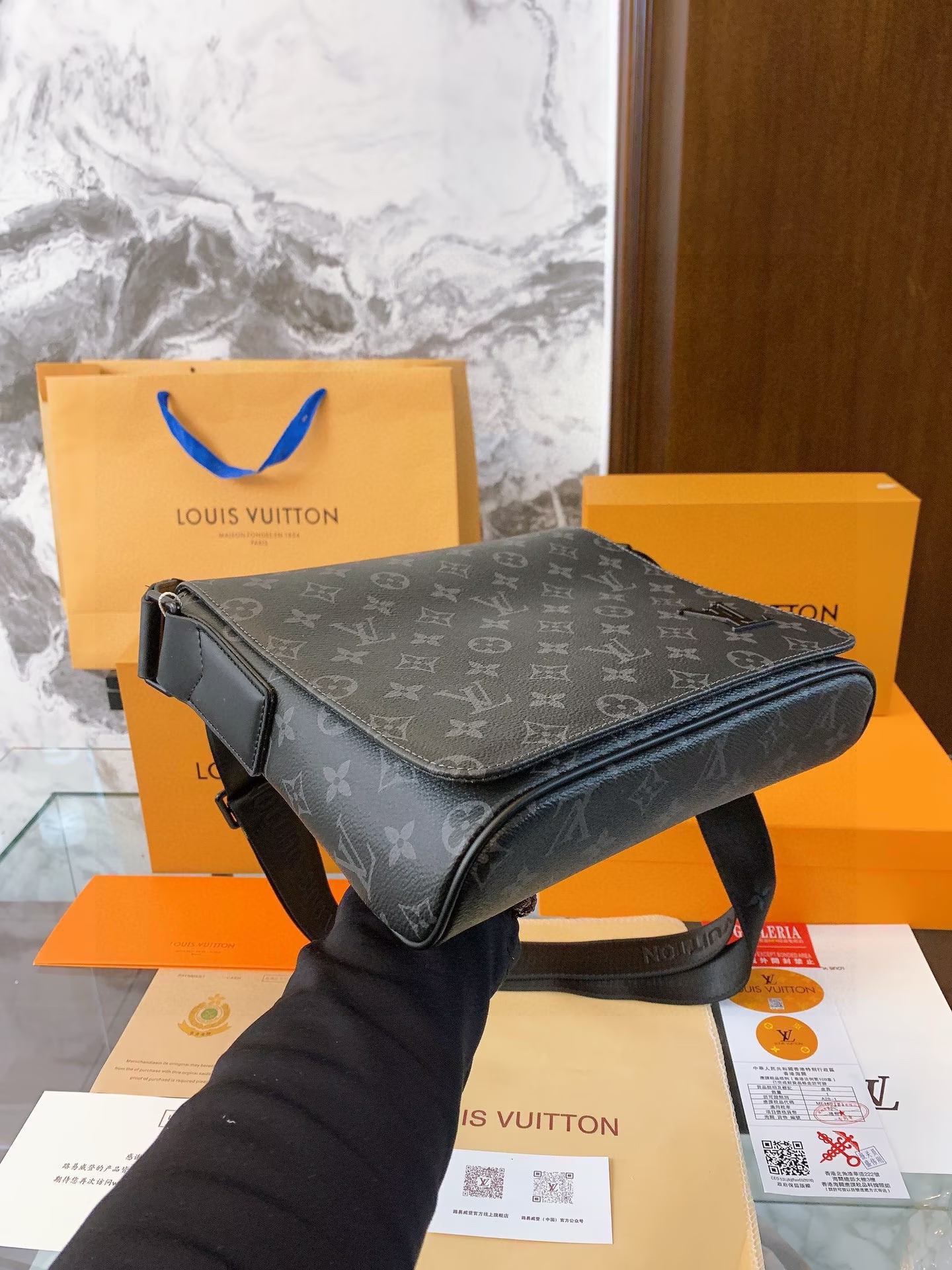 l-new-arrival-district-crossbody-bag-men-and-women-size-26-23-7-cm-5292