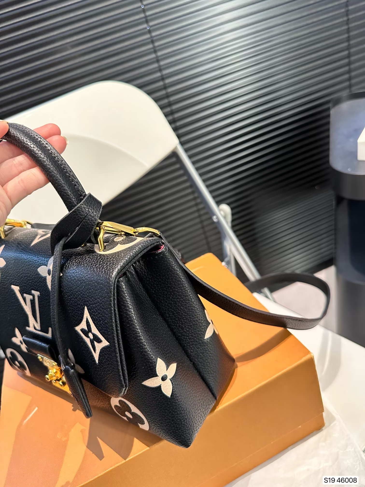 louis-new-arrival-hand-bag-size-24-15-cm-2238