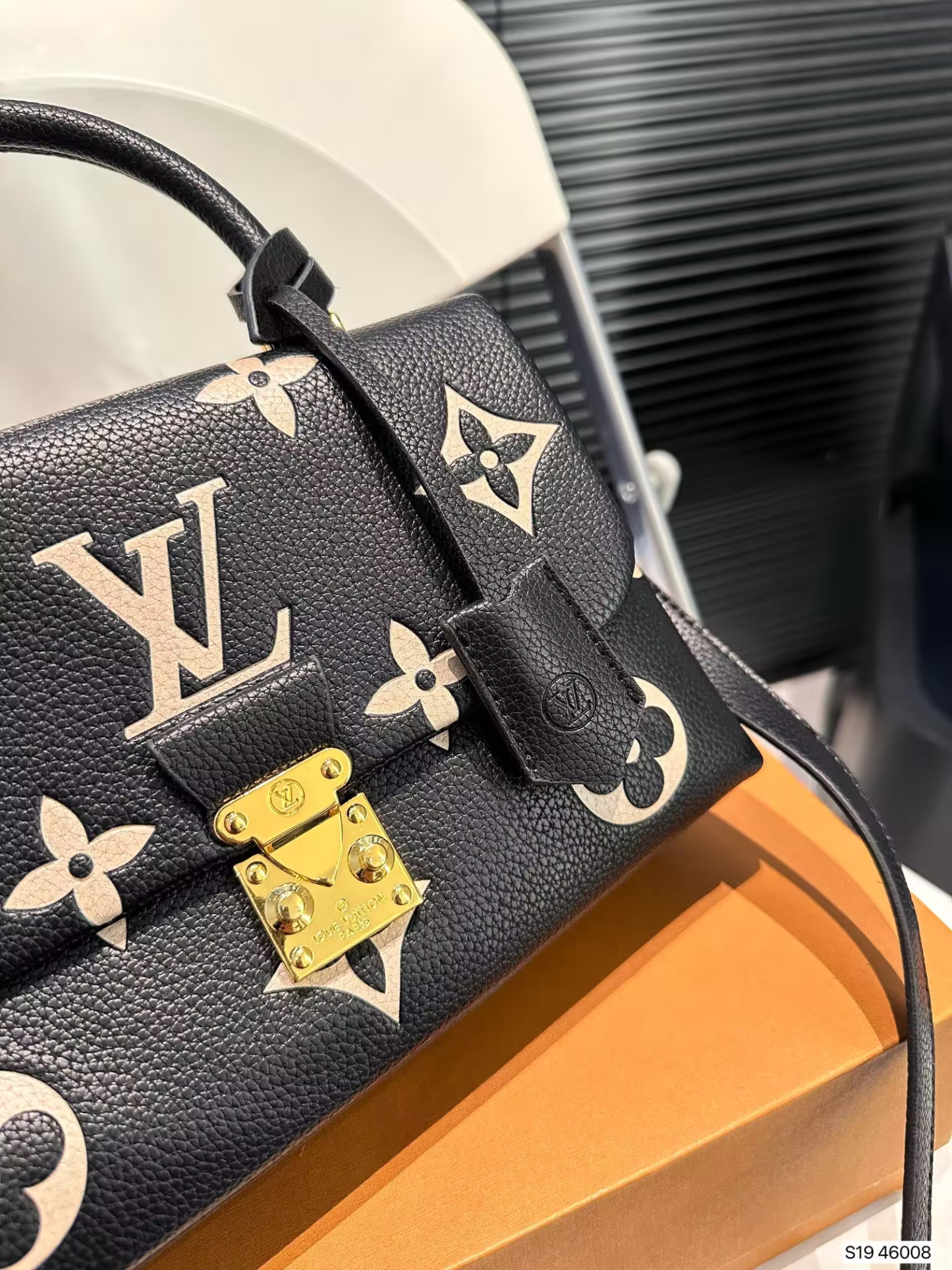 louis-new-arrival-hand-bag-size-24-15-cm-2238