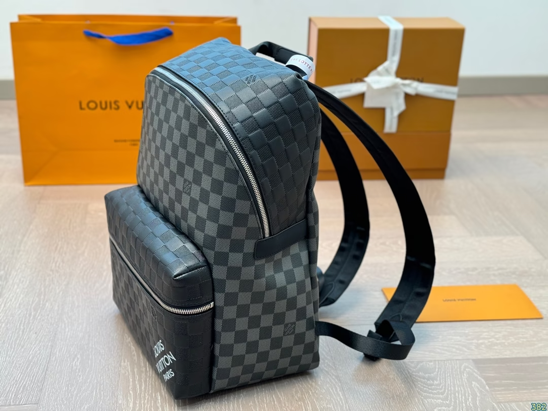 Louis new arrival men backpack bag size: 28*36 cm