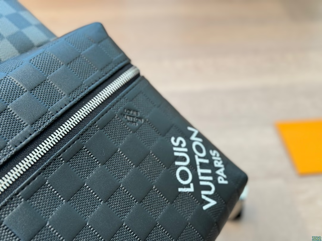 Louis new arrival men backpack bag size: 28*36 cm