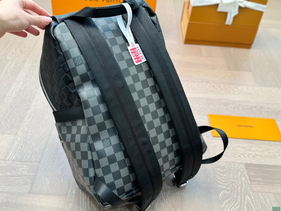 Louis new arrival men backpack bag size: 28*36 cm