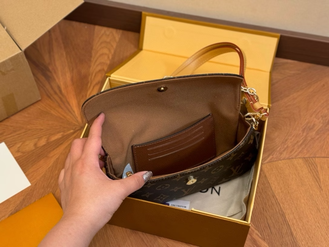 Louis new arrival ivy woc bag size: 22*12 cm