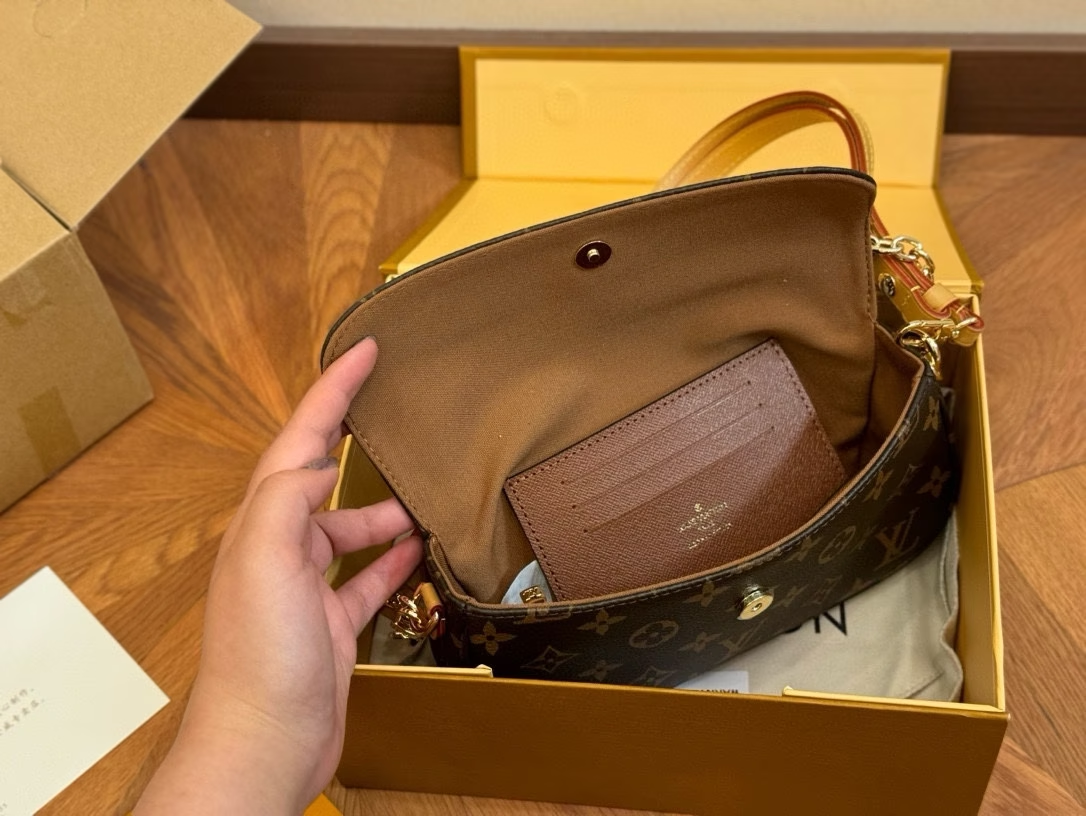 Louis new arrival ivy woc bag size: 22*12 cm