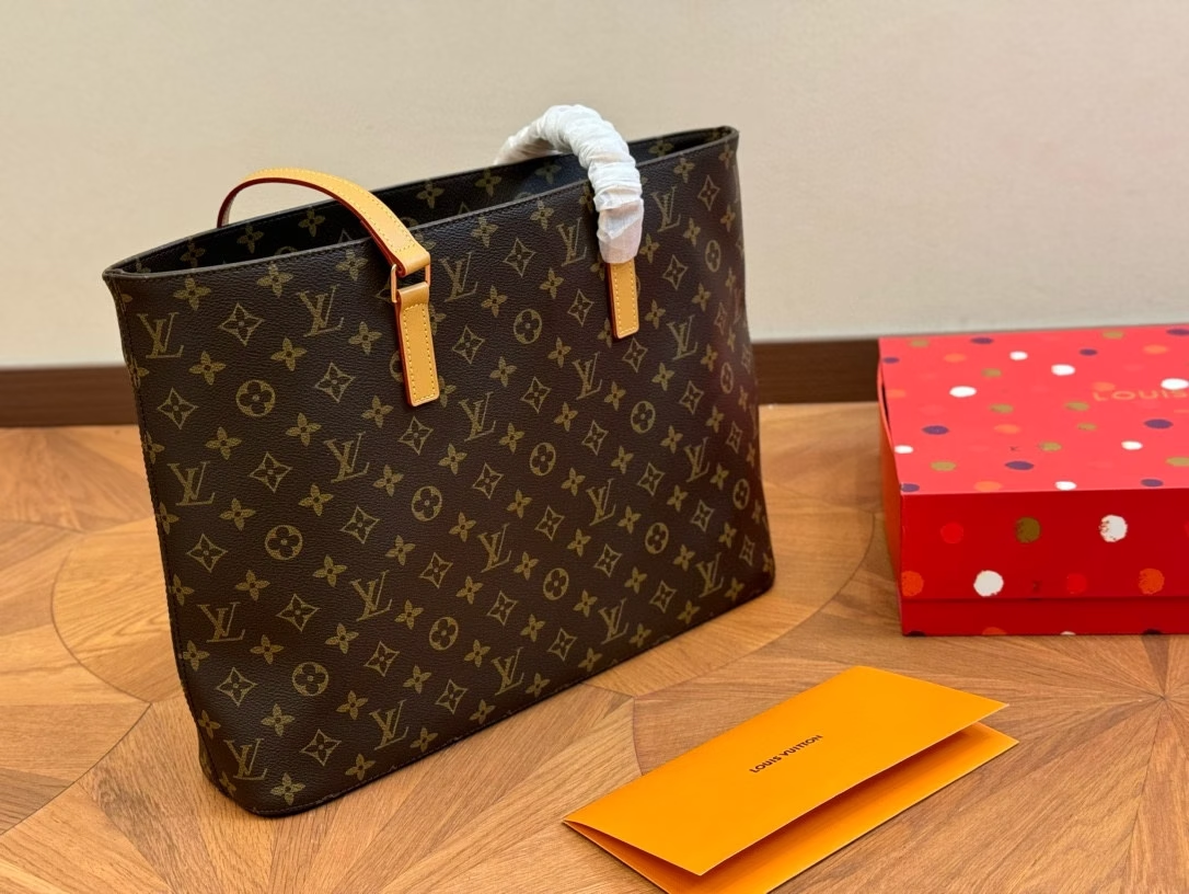 Louis new arrival vivian tote bag size: 40*30 cm